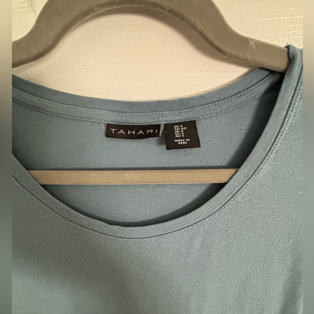 Tahari Blue Short Sleeve Scoop Neck Knit Top – Size small - Picture 2 of 4